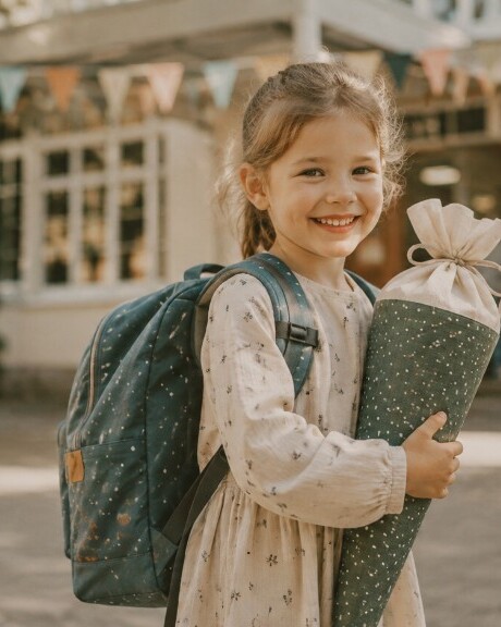 Mädchen mit Schultüte am ersten Schultag