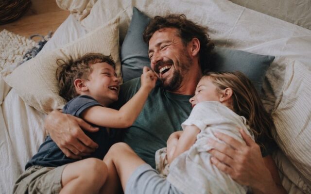 Familie hält einen fröhlichen Alltagsmoment fest, festgehalten mit Familiengetümmel, der Tinybeans Alternative aus Deutschland